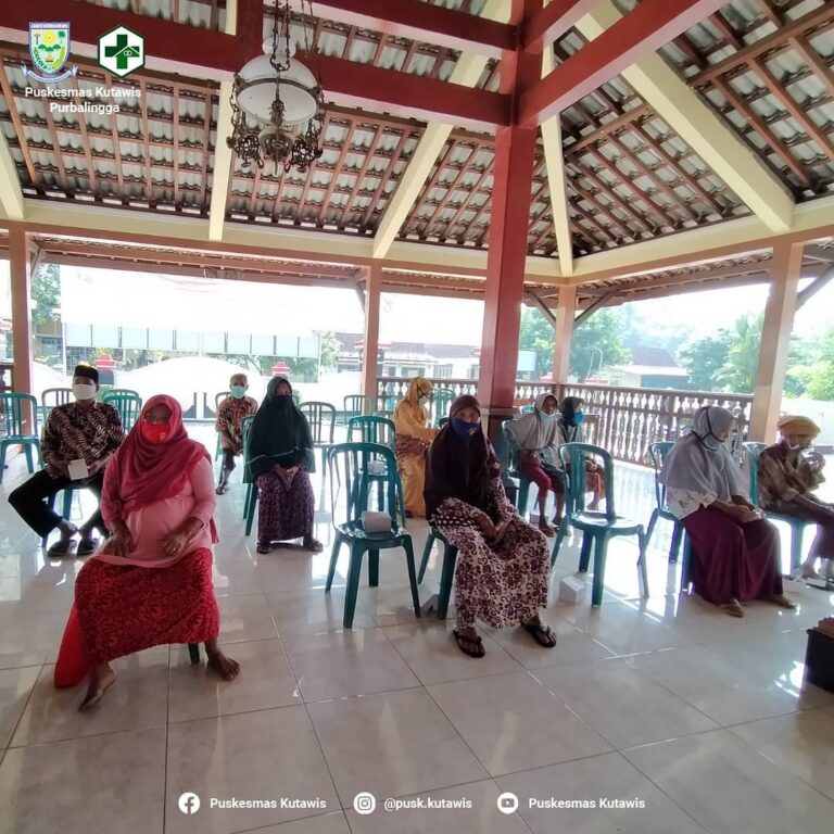 Vaksinasi Covid-19 Lansia di Desa Kebutuh